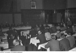 Dresden. Dr. Johannes Dieckmann Liberaldemokratische Partei Deutschlands (LDPD) 1893-1969, Präsident der Volkskammer vor der Intelligenz Dresdens anlässlich des 13. Februars, 1956