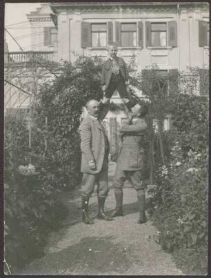 Prinz Max von Baden und Wilhelm Paulcke mit Prinz Berthold im Garten von Schloss Kirchberg