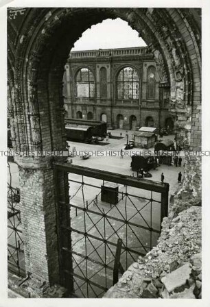 Anhalter Bahnhof, Blick in die zerstörte Bahnhofshalle