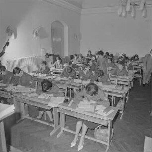 Polytechnische sorbische Oberschule: Mathematik R-Prüfung : Bautzen. Sorbische Oberschule, Friedrich-List-Straße. Blick in einen Unterrichtsraum während einer Prüfung