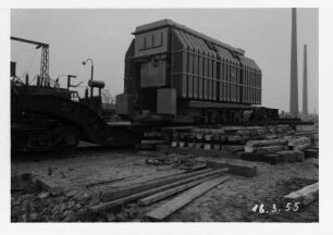 Industrie-Kraftwerk. Tiefladewagen (Tragschnabelwagen) mit einem Umformer : Lauta (Niederlausitz). Industrie-Kraftwerk. Tiefladewagen (Tragschnabelwagen) mit einem Umformer