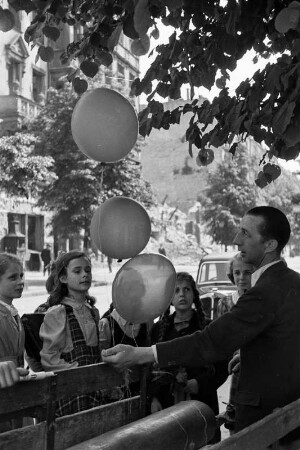 Zerstörtes Berlin : Berlin-Steglitz. Luftballonverkäufer im Stadtteil
