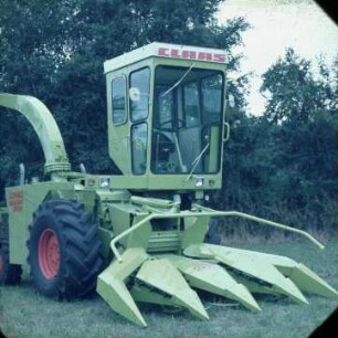 Fotografie: Erntetechnik, Feldhäcksler selbstfahrend, Maisgebiss