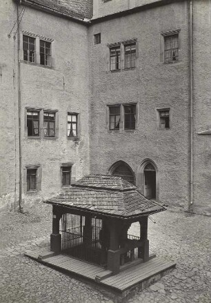 Schloss Rochsburg, Brunnenhaus im Schlosshof