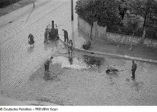 Dresden-Leutewitz. Auf der Scheibe, Straßenbauarbeiten, Herstellen einer Einstreudecke (Splitt) auf bituminösen Bindemittel, aufgebracht mit Bitumenspritzmaschine