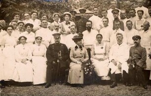 Erster Weltkrieg - Lazarett III Gewerbeschule Karlsruhe. Großherzogin Hilda mit Schwestern, Pflegern und Ärzten