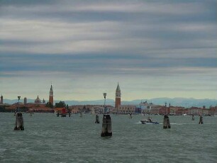 Venedig - Berge hinter dem Stadtzentrum : Bei besonderer Wetterlage sind hinter Venedig die Berge der Alpen zu sehen. Aufgenommen am 9. August 2011