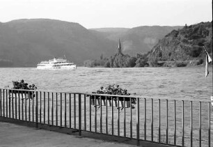 Boppard: Personenschiff und Rheinschleife, Vordergrund Geländer