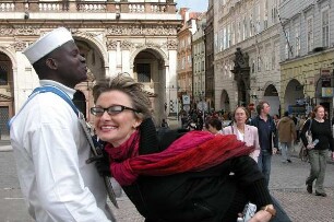 Prag - Touristen mit einem Afrikaner : Als Matrose verkleideter Werber und eine Touristin. Aufgenommen 2004 in Prag