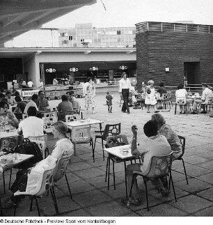 Stadtzentrum mit Passanten und Besuchern