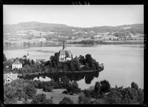 Österreich, Maria Wörth. Wörthersee und Halbinsel Maria Wörth mit Kirche