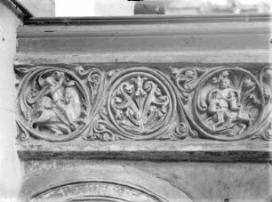 Südliche Chorschrankenwand: Maria umgeben von sechs Aposteln — Ranken- und Figurenfries
