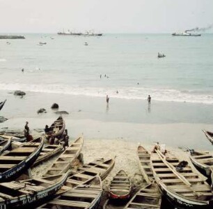 Accra. Surfboats : Accra (Ghana). Surfboats am Strand. Im Hintergrund Frachtschiffe auf Reede, 12. April 1959