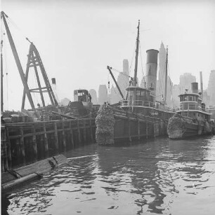 New York, nahe der Brooklyn Bridge, Schiffe am Pier