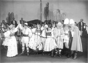 Ein Wintermärchen. Schauspiel in vier Akten von William Shakespeare. Staatsschauspiel Dresden, Neueinstudierung 25.08.1932 mit Musik von A. Chitz. Mit Willi Kleinoschegg als Leontes, König von Sizilien, Grethe Volckmar als dessen Gemahlin Hermione, Peter von Stein als Mamillius und Lotte Meyer als Perdita, ihre Kinder, Paul Paulsen als Antigonus, Walter Liedtke als Cleomenes und Wolfgang Nufer als Dion, vornehme Sizilianer, Stella David als Antigonus' Gemahlin Paulina, Tom Farecht als 1. Edelmann, Carla Hacker als Hofdame, Siegfried Lewinsky als Gerichtsbeamter, Alexis Posse als Polyxenes, König von Böhmen, Felix Steinböck als dessen Sohn Florizel, Rudolf Schröder als alter Schäfer, Martin Hellberg als dessen Sohn, Luis Rainer als Spitzbube Autolycus, Lotte Gruner als Mopsa und Ursula Neumann als Dorcas, zwei Schäferinnen u. a. Regie: G. Kiesau, Bühnenbild: A. Mahnke, Tänze: E. von Cleve-Petz. Fotografien (Negativabzug auf Papier) von Ursula Richter : Szene "Die Schafsschur"