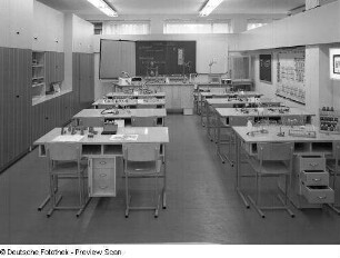 Schulbank : Ausstellungskoje mit Polytechnischem Kabinett. Ansicht mit Anbauwand und Schulbänken (1973)