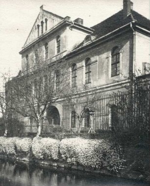 Gutshaus Lauer b. Knauthain m. blüh. Steinbrech an Ufermauer