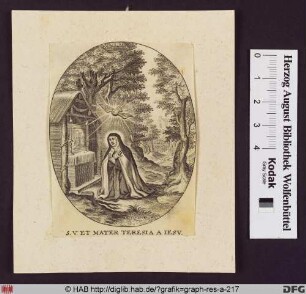 Betende Nonne vor Altar am Waldweg