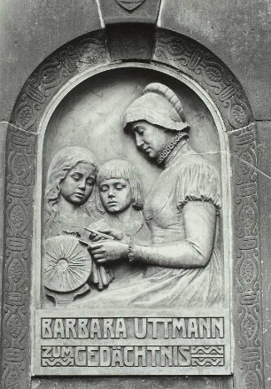 Barbara Uttmann, die zwei Mädchen das Klöppeln zeigt