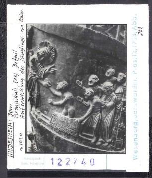 Hildesheim, Dom: Bernwardsäule (Christussäule), Bronze, um 1020, Auferweckung des Jünglings von Naim