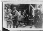Soldaten der Technischen Betriebe der 27. Infanteriedivision bei Arbeiten an Maschinen der Schlosserei