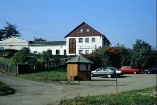 Rückansicht des Ferienhotels Jägerhof, Parkplatz mit Kiosk