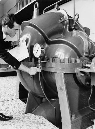 Werbefoto für einen Prospekt der Hamburger Wasserwerke. Ein Mitarbeiter liest den Wasserdruck an einem Manometer ab