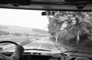 Jechtingen: Kaiserstuhllandstraße aus Bus bei Jechtingen