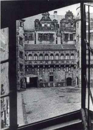 Der Innenhof des Schlosses, Blick auf das Tor. Detmold. Schlossplatz. Papierabzug