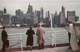 New York. Blick von Deck der MILWAUKEE auf die Skyline Manhattan : Reisefotos USA. Passagiere an der Reeling des Passagierschiffes "Milwaukee" vor der Skyline New Yorks beim Einlaufen des Schiffes