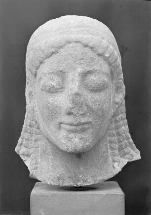 Kopf eines Kouros aus dem Heiligtum des Apollon Ptoios in Böotien