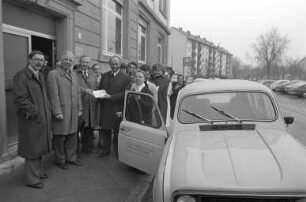 Lions-Club Karlsruhe. Spende eines Renault-4-Personenwagens an die Katholische Sozialstation Karlsruhe