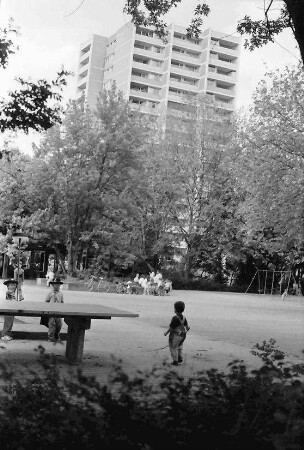 Freiburg; Landwasser: Hochhaus; unten Spielplatz