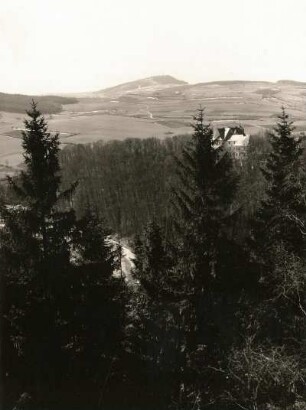Blick über das Müglitztal und Schloss Bärenstein zum Geisingberg
