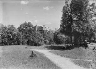 Am Weg zur Burg Hohensalzburg : Salzburg. Ansicht von der Karolinenhöhe von Nordwesten zur Festung
