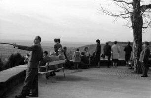 Badenweiler: Aussichtsterrasse am Rundweg im Park