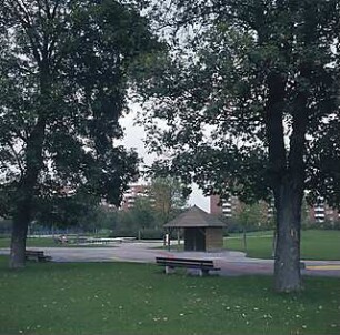 Hansjakob, Gottfried; München - Neuperlach Mitte; Wohnring Neuperlach - Innenraum Wohnring, Grünfläche mit Freizeitanlage