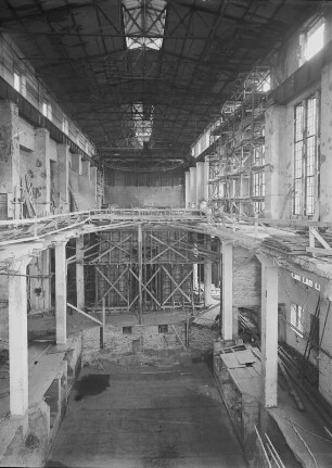 Industrie-Kraftwerk. Maschinenhaus, Innenansicht während Wiederaufbau : Lauta (Niederlausitz). Industrie-Kraftwerk. Maschinenhaus, Innenansicht während Wiederaufbau