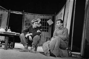 Szenenbilder aus "Hirse für die Achte", altes chinesisches Volksstück mit N. Christian, R. Schelcher, H. Schubert, L. M. Weber, J. Kamper, F. Düren, F. Gnaß, Berliner Ensemble, 1954