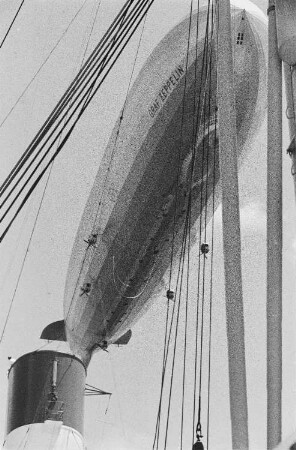 Reisefotos Brasilien. Luftschiff "Graf Zeppelin" (LZ 127) über dem Passagierschiff Monte Rosa. Ansicht mit Schiffsschornstein