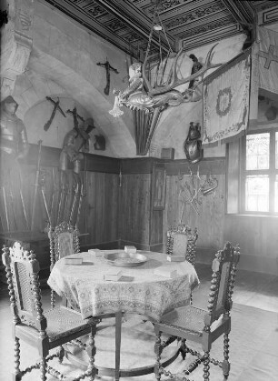 Meißen-Siebeneichen. Schloss Siebeneichen. Waffenzimmer mit Waffen an den Wänden und der Fahne der Sächsischen Freiwilligen von 1813 (auch "Sachsenbanner" oder "Körnerfahne" genannt)