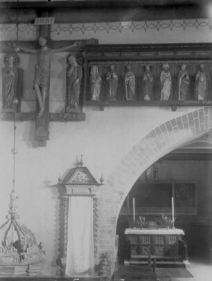 Maria mit den zwölf Aposteln