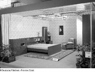 Schlafzimmer (Modell MT 2000) : Ausstellungskoje mit Schlafzimmer (Modell MT-2000) des VEB Thüringer Möbelkombinat Suhl