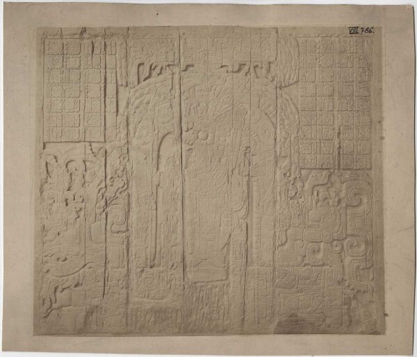 Linteau de porte avec bas-relief en bois ("chicozapote"). Retable du Temple du Soleil.