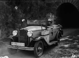 Am Tunnel : Expeditionsmitglied in einem Automobil vor einem Tunnel
