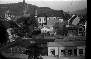 Freiburg i. Br.: Freiburger Baracken, am Rotteckplatz mit Steinbauläden vom Neubau des Hochhauses