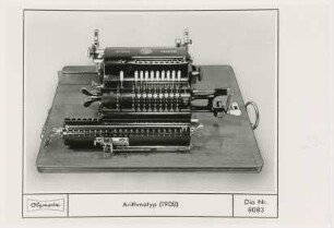 Geschichtliche Entwicklung der Rechenautomaten. "Brunsviga S Arithmotyp" aus dem Jahr 1908