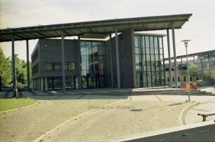 Mommsenstraße 14: Gebäude F der Kreisverwaltung: Eingangsseite