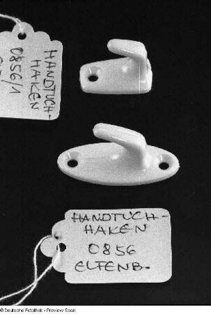 Zwei Handtuchhaken (Modell 0856/1) (1981; VEB Metallwaren Naumburg)