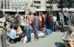 Freiburg: Trödlermarkt in der Habsburgerstraße (Hof)